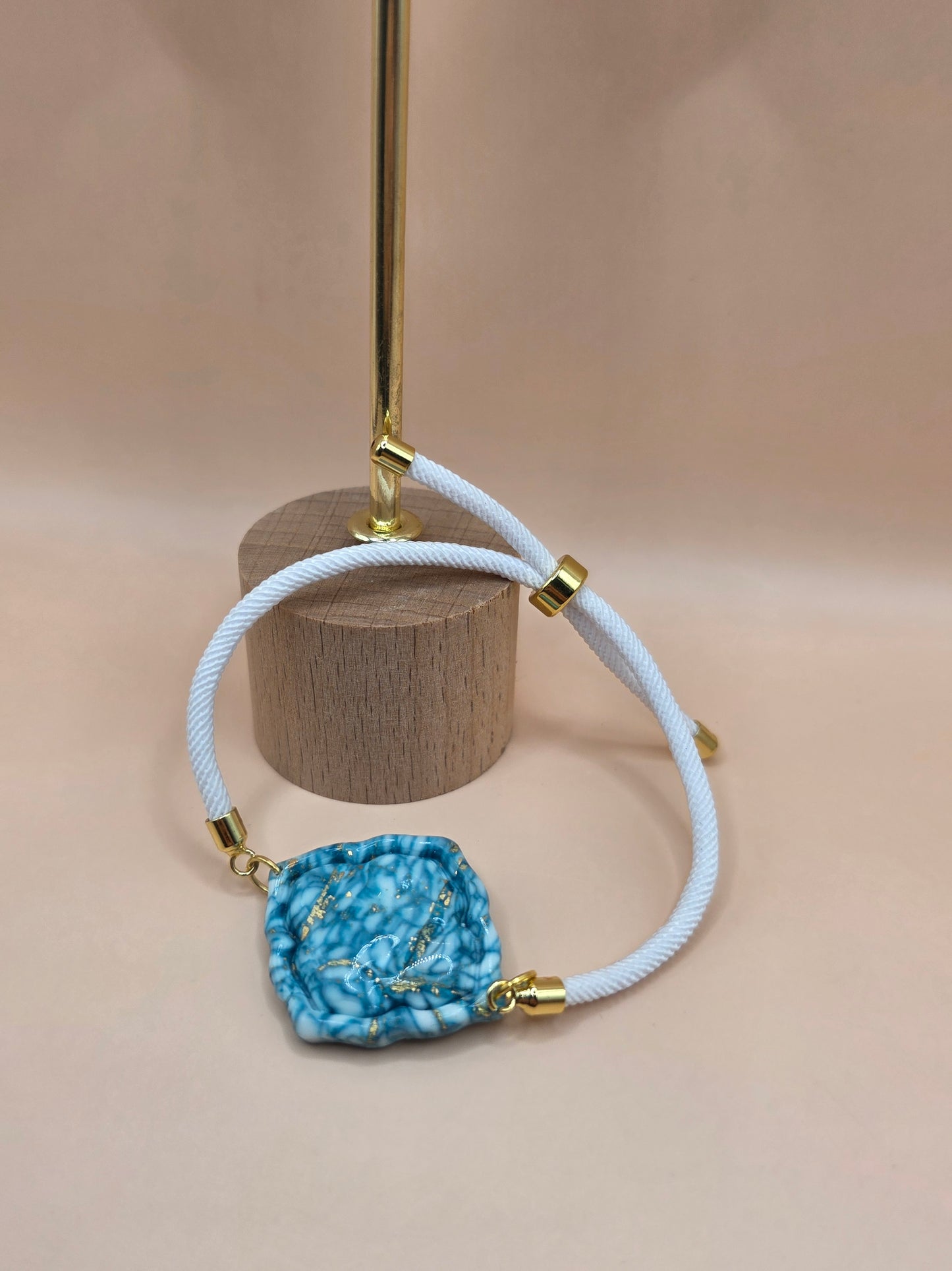 Set bijoux bleu marbré – boucles + bracelet corde