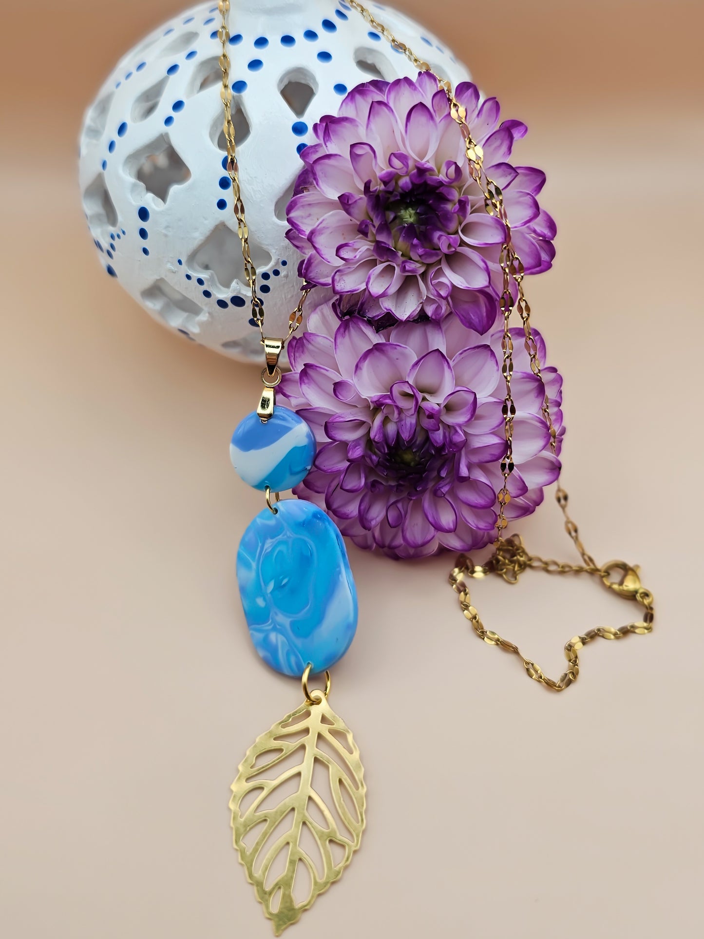 Set bijoux bleu marbré – boucles d’oreilles & collier