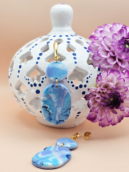 Set bijoux bleu marbré – boucles d’oreilles & collier
