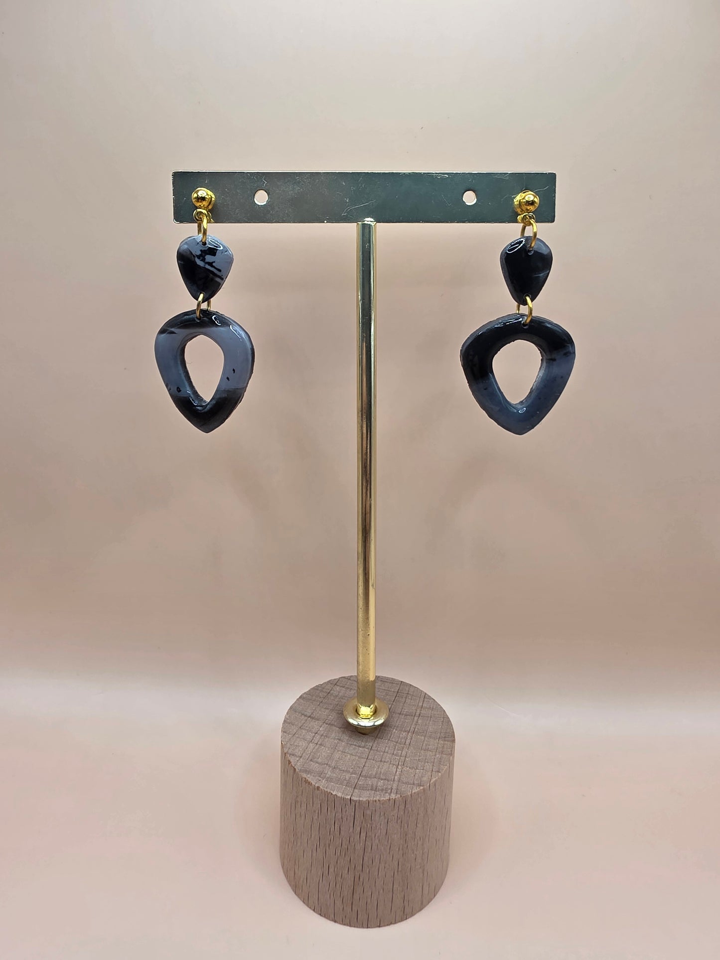 Boucles d’oreilles noires modernes
