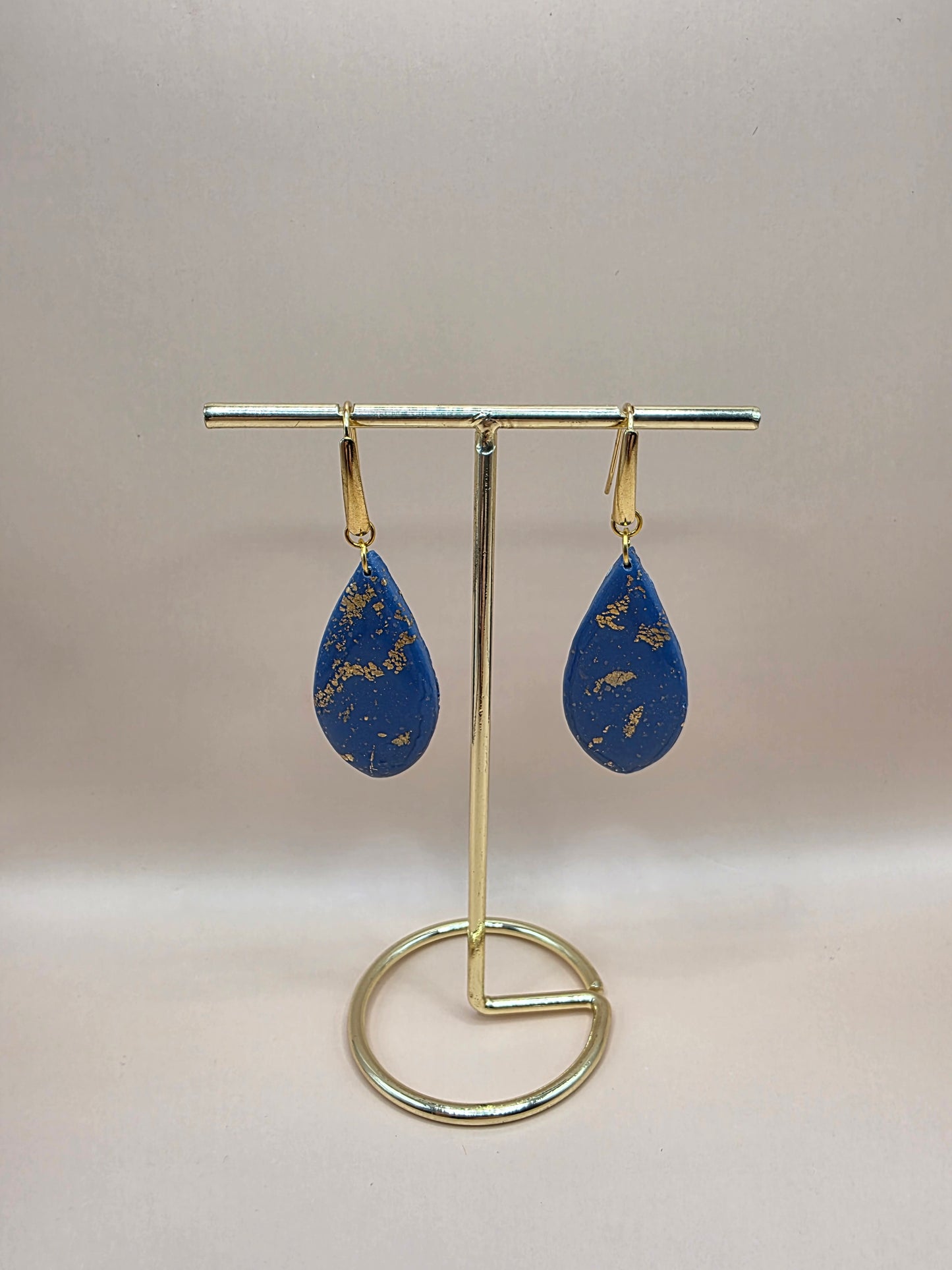 Boucles d’oreilles goutte bleue et dorée