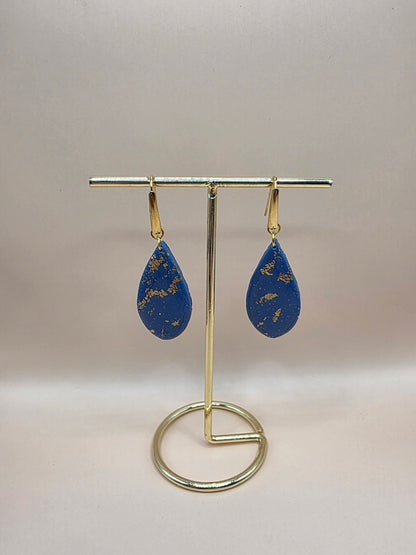 Boucles d’oreilles goutte bleue et dorée