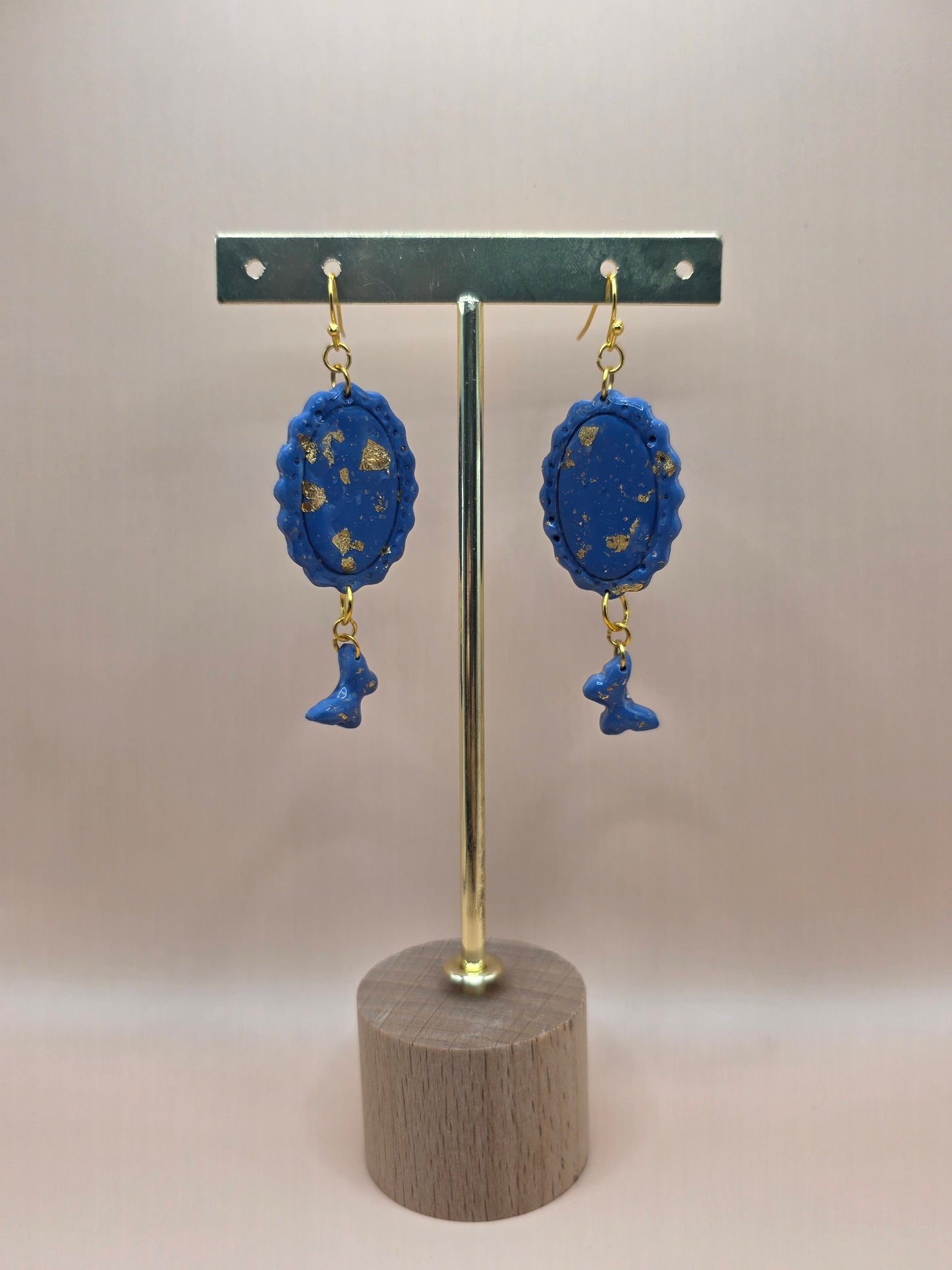 Boucles d’oreilles bleues et dorées