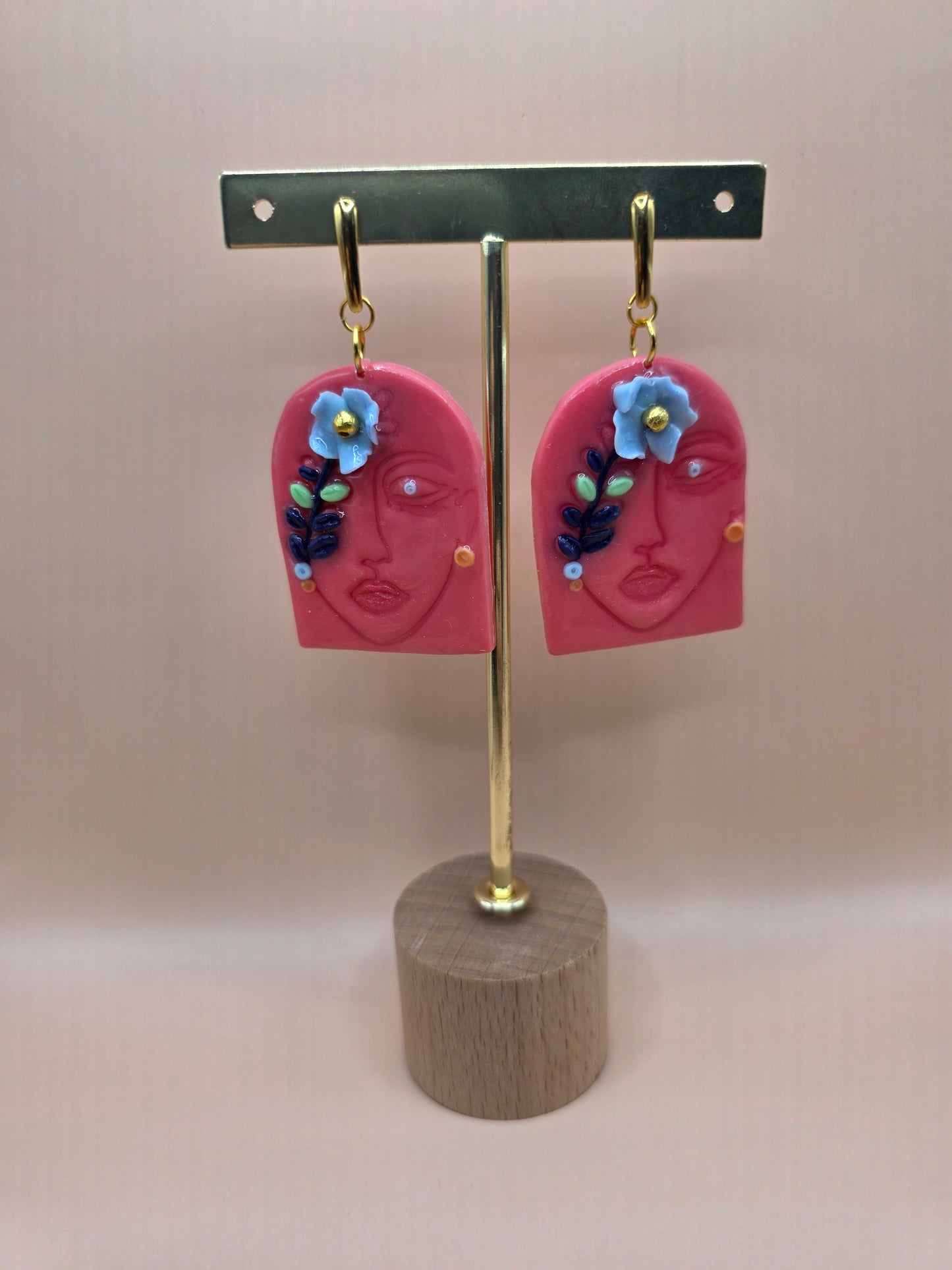 Boucles d’oreilles visage fleuri rose