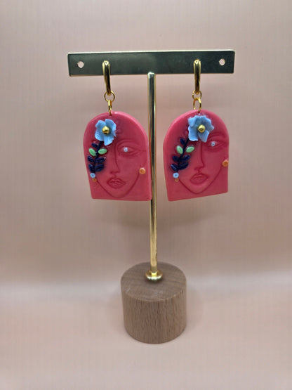 Boucles d’oreilles visage fleuri rose