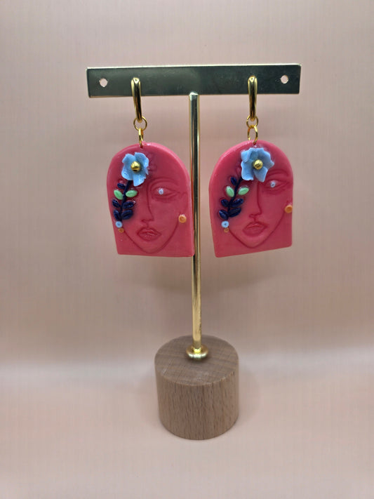 Boucles d’oreilles visage fleuri rose