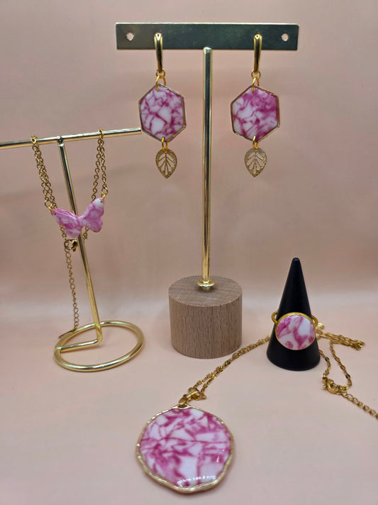 Set bijoux rose marbré – boucles, collier papillon, pendentif & bague