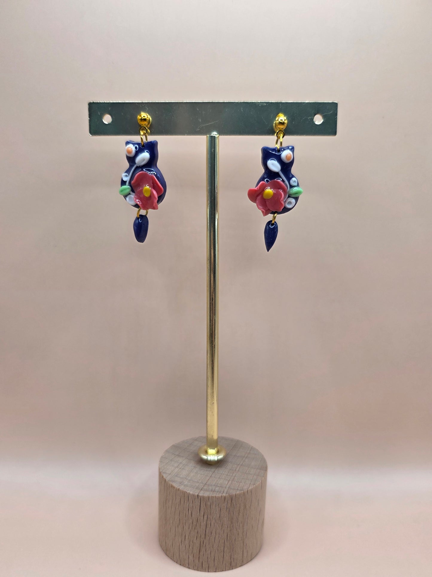 Boucles d’oreilles chat bleu et fleur rose