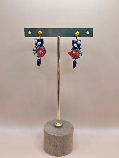 Boucles d’oreilles chat bleu et fleur rose