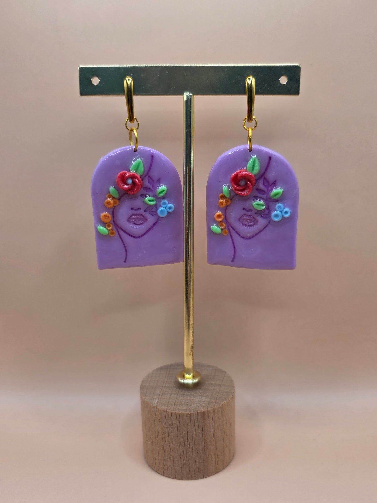 Boucles d’oreilles visage fleuri violet