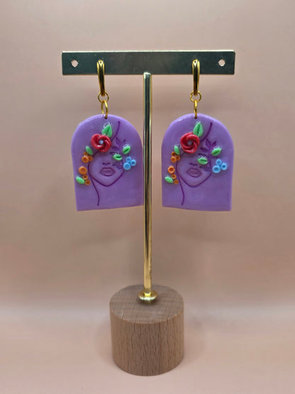 Boucles d’oreilles visage fleuri violet