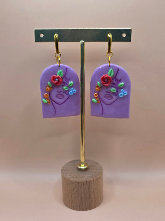Boucles d’oreilles visage fleuri violet