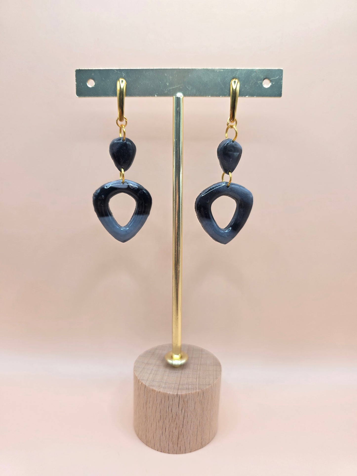 Boucles d’oreilles noires modernes