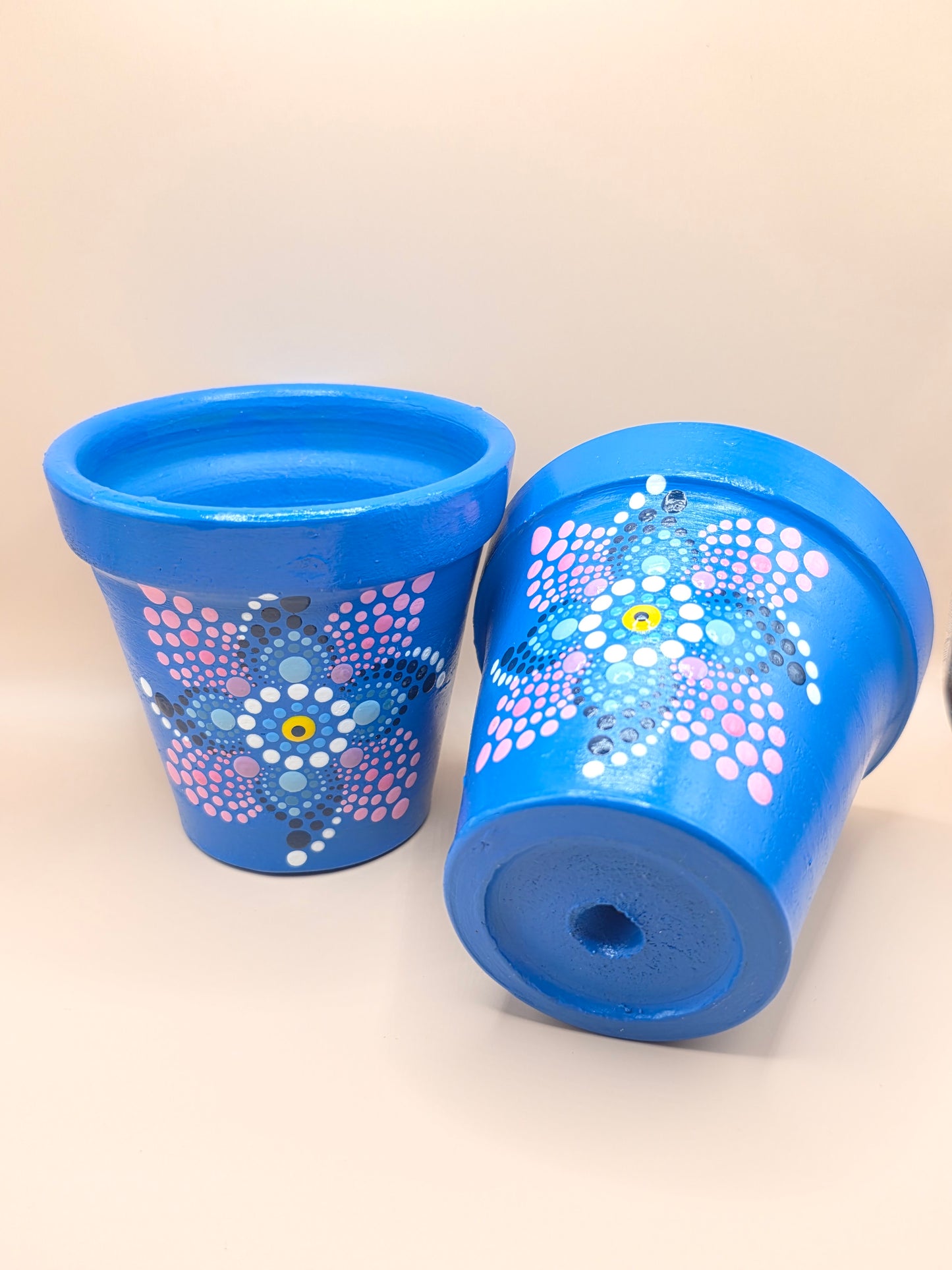 Lot de 2 petits pots décorés à la main avec sous-tasses