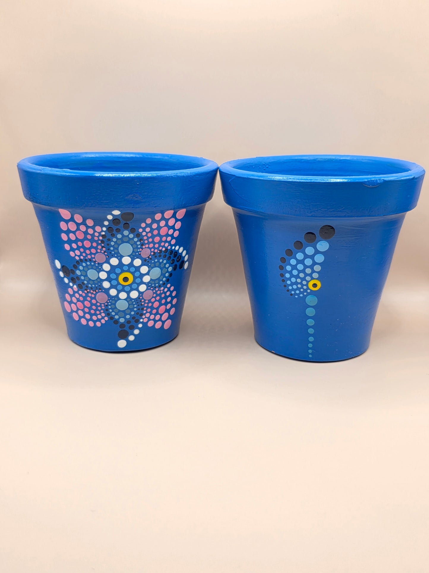 Lot de 2 petits pots décorés à la main avec sous-tasses