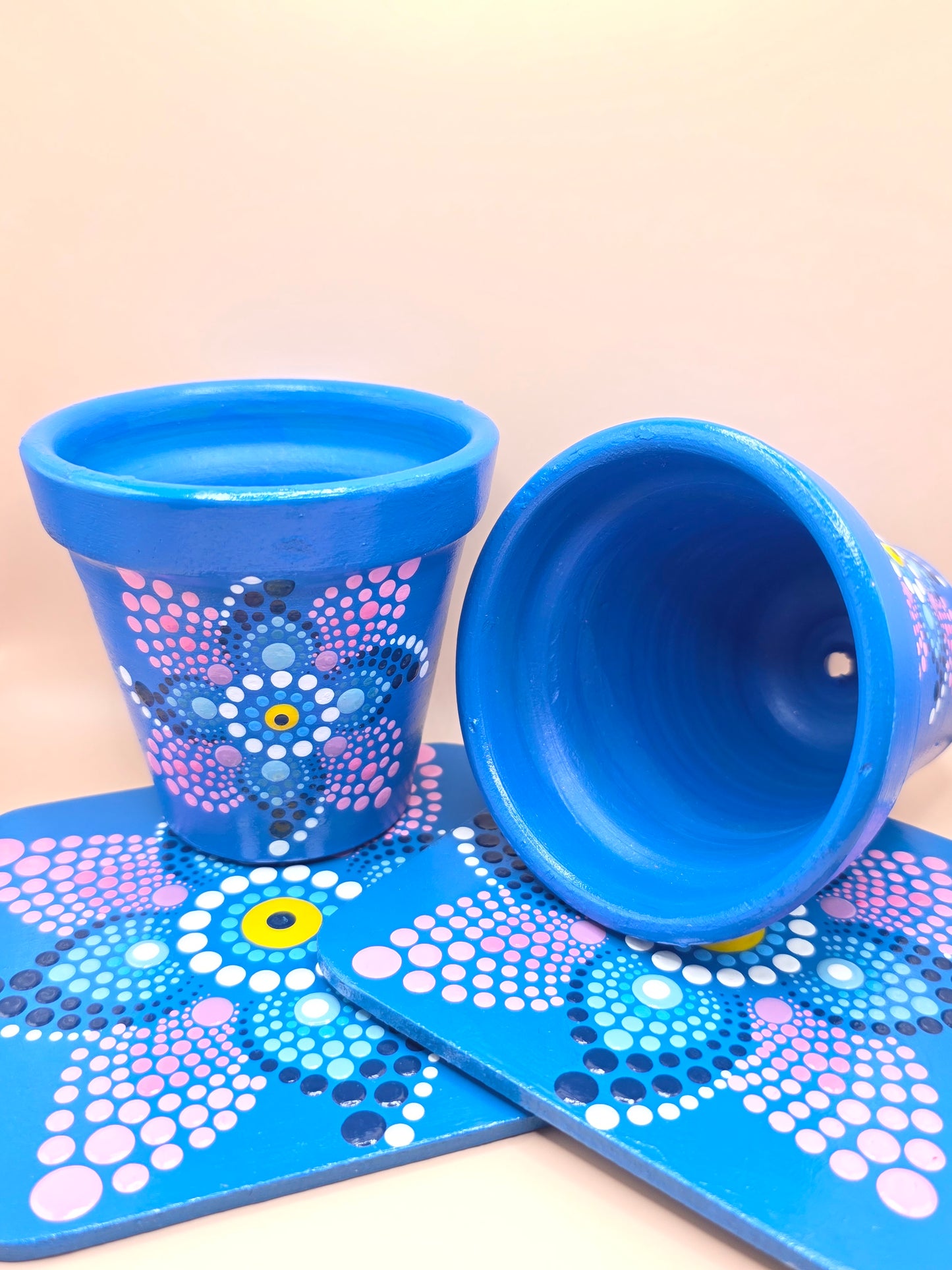 Lot de 2 petits pots décorés à la main avec sous-tasses