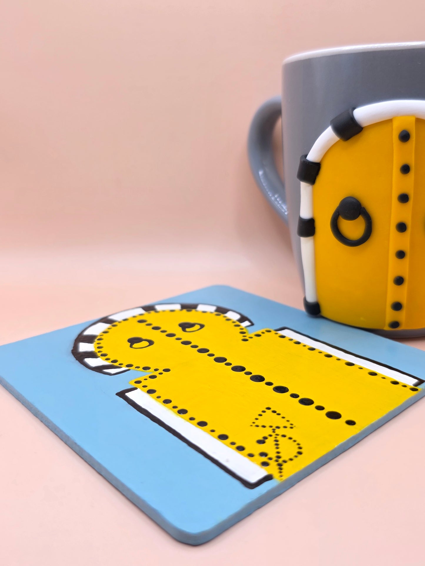 Tasse porte tunisienne jaune avec dessous de tasse assorti – création artisanale