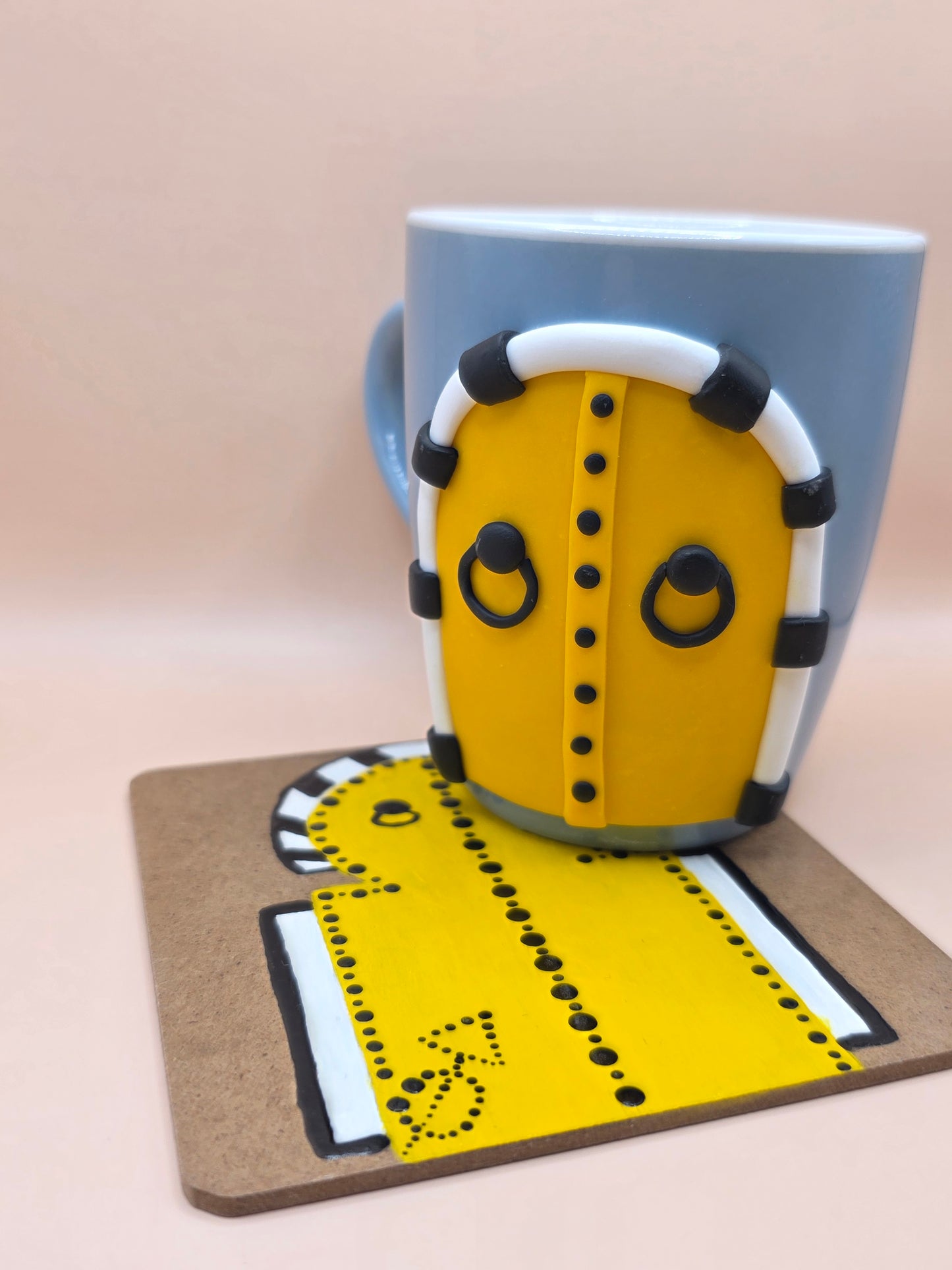 Tasse artisanale porte tunisienne jaune – avec dessous de tasse assorti