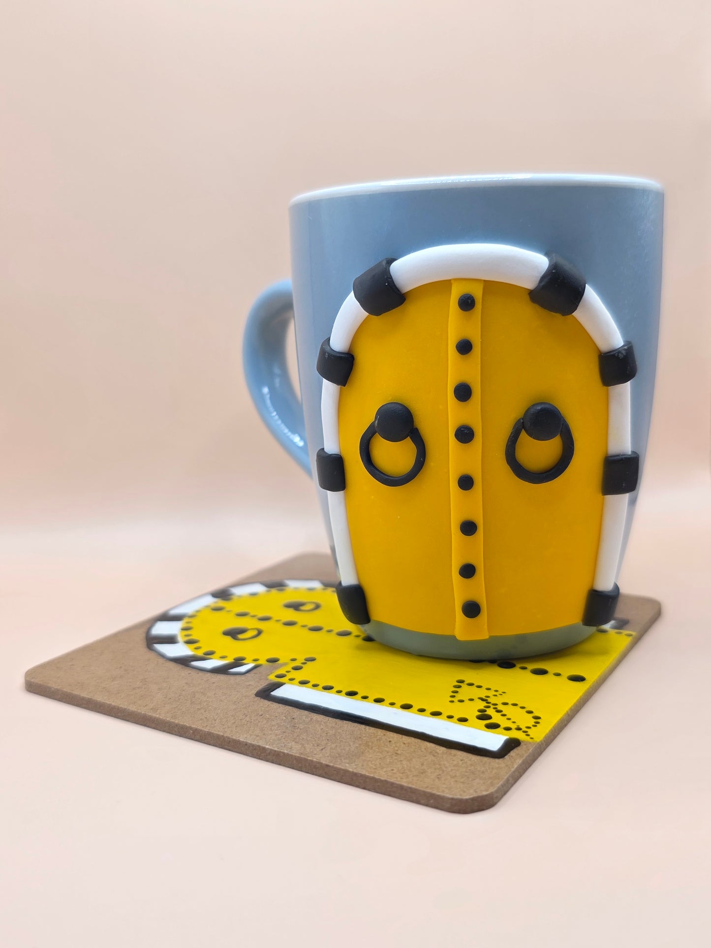 Tasse artisanale porte tunisienne jaune – avec dessous de tasse assorti