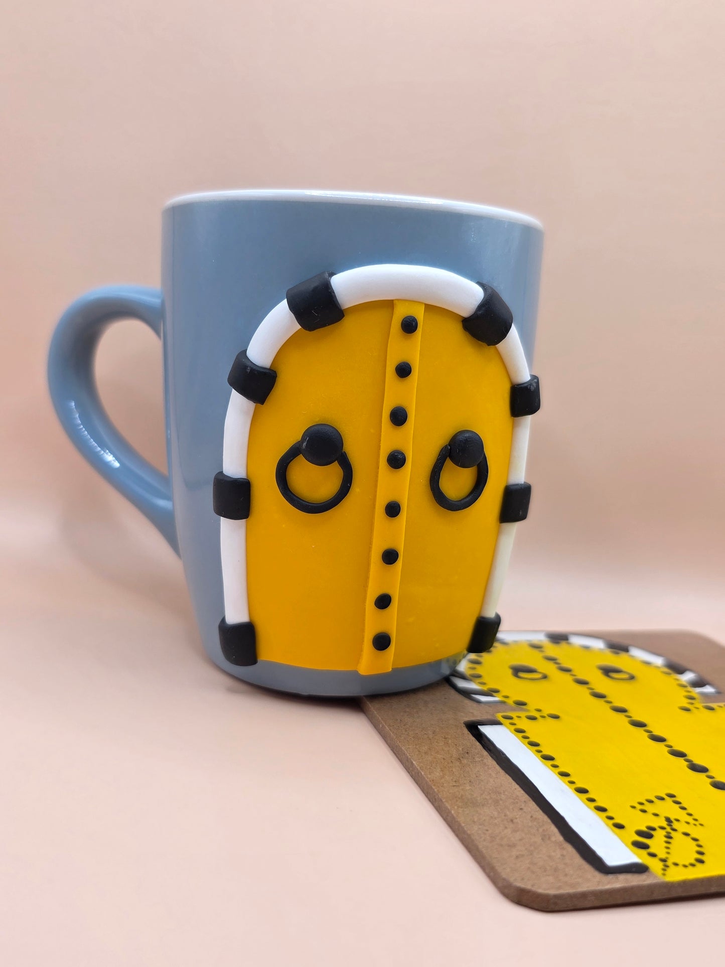 Tasse artisanale porte tunisienne jaune – avec dessous de tasse assorti