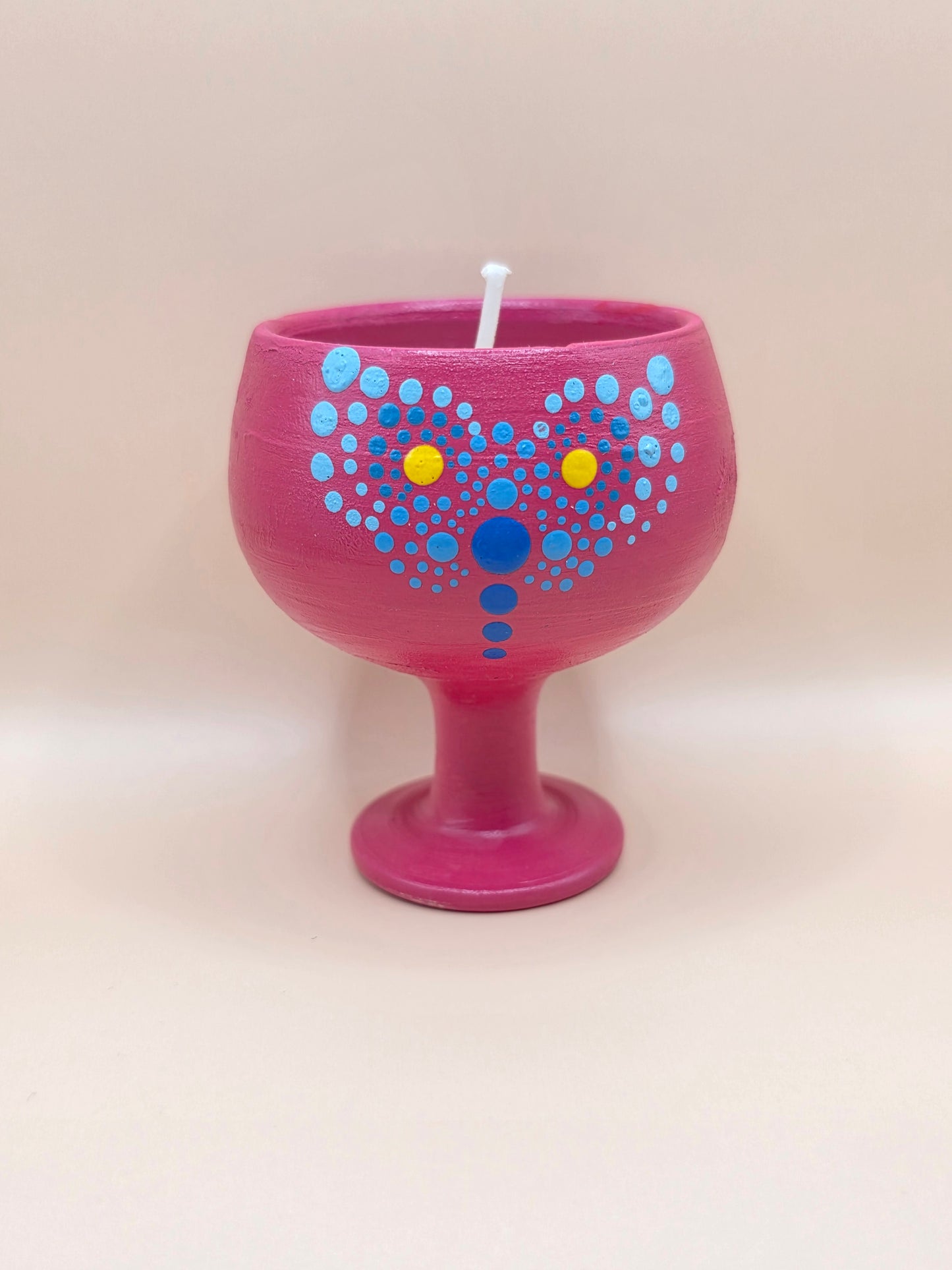 Bougie parfumée fleurie dans coupe décorative