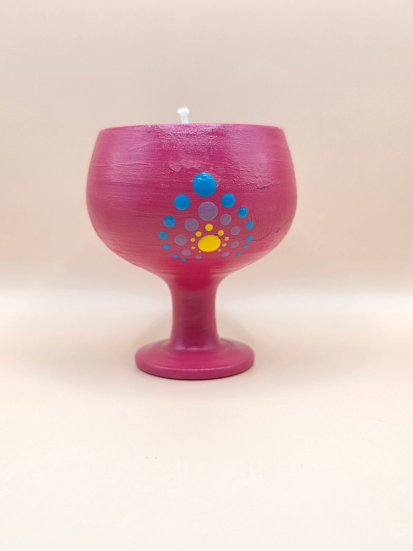 Bougie parfumée fleurie dans coupe décorative