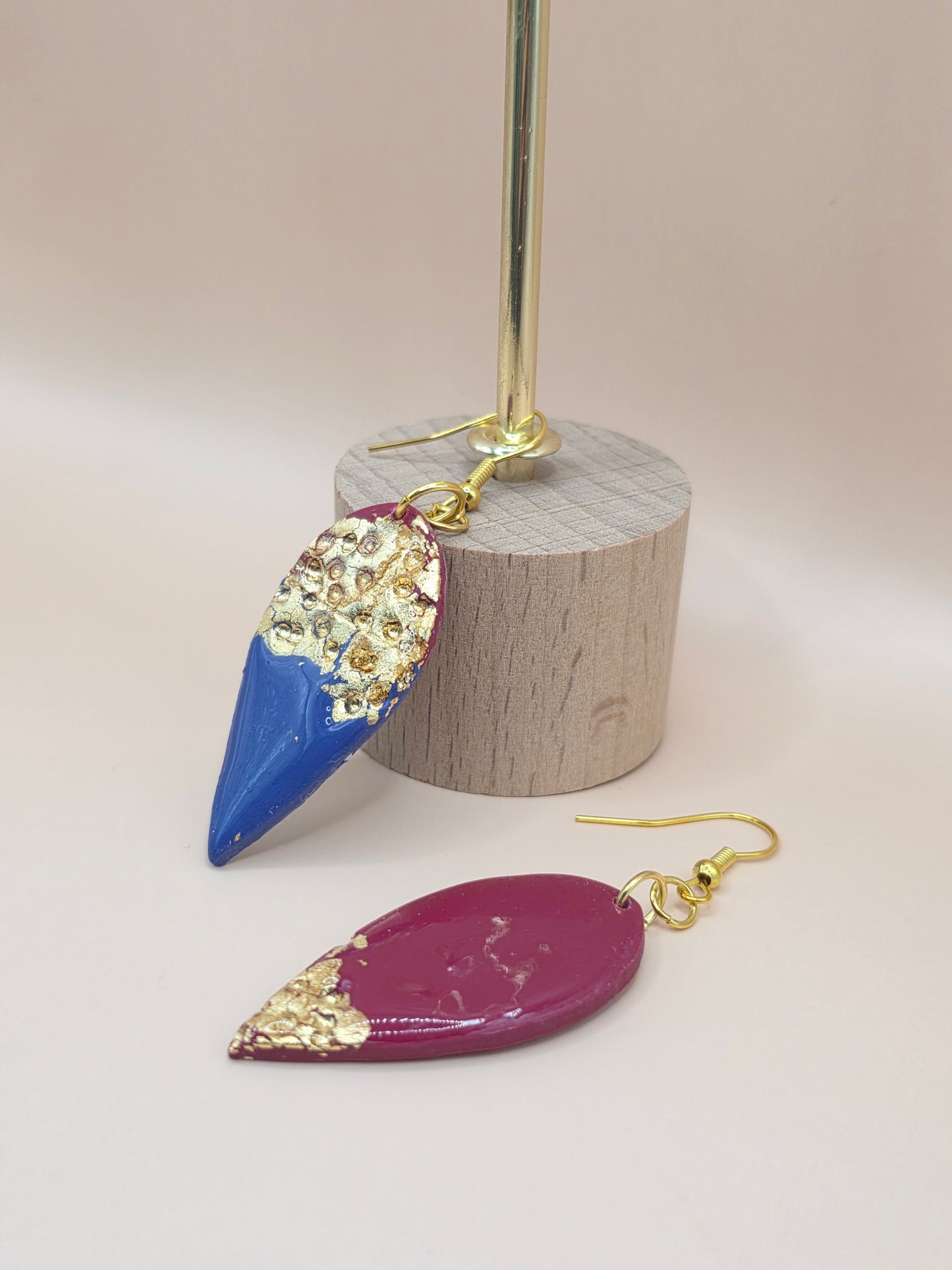 Boucles goutte bleu & bordeaux avec éclats dorés