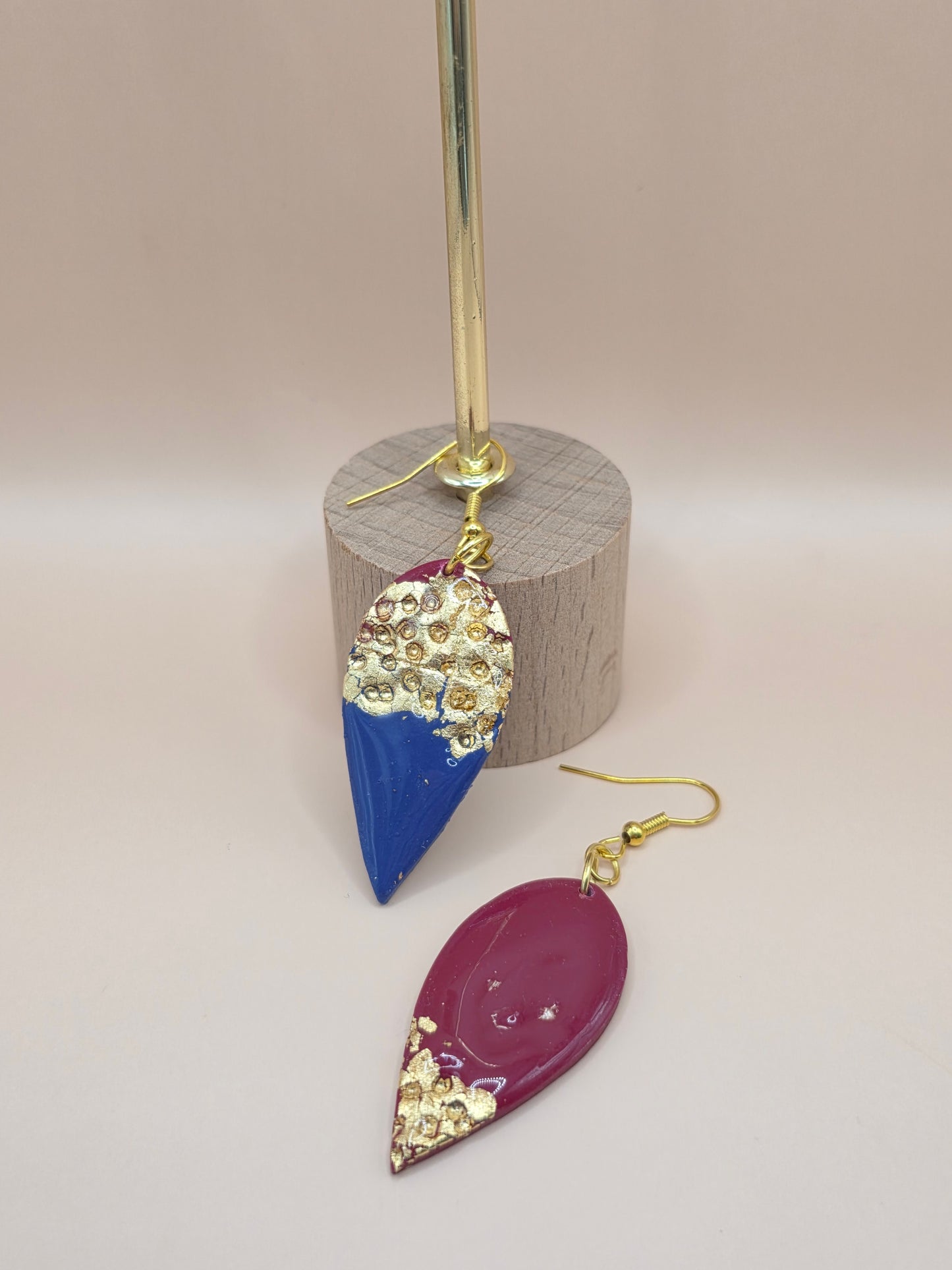 Boucles goutte bleu & bordeaux avec éclats dorés