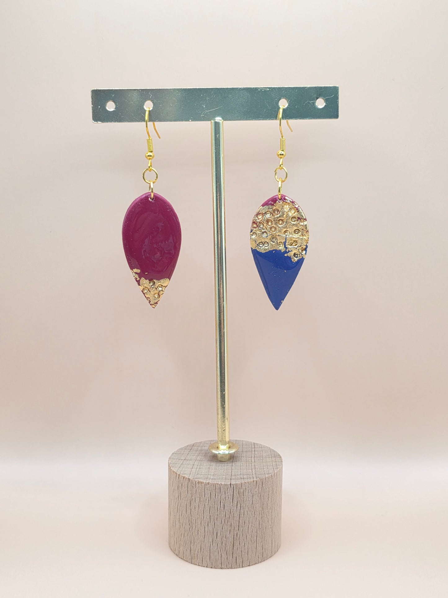 Boucles goutte bleu & bordeaux avec éclats dorés