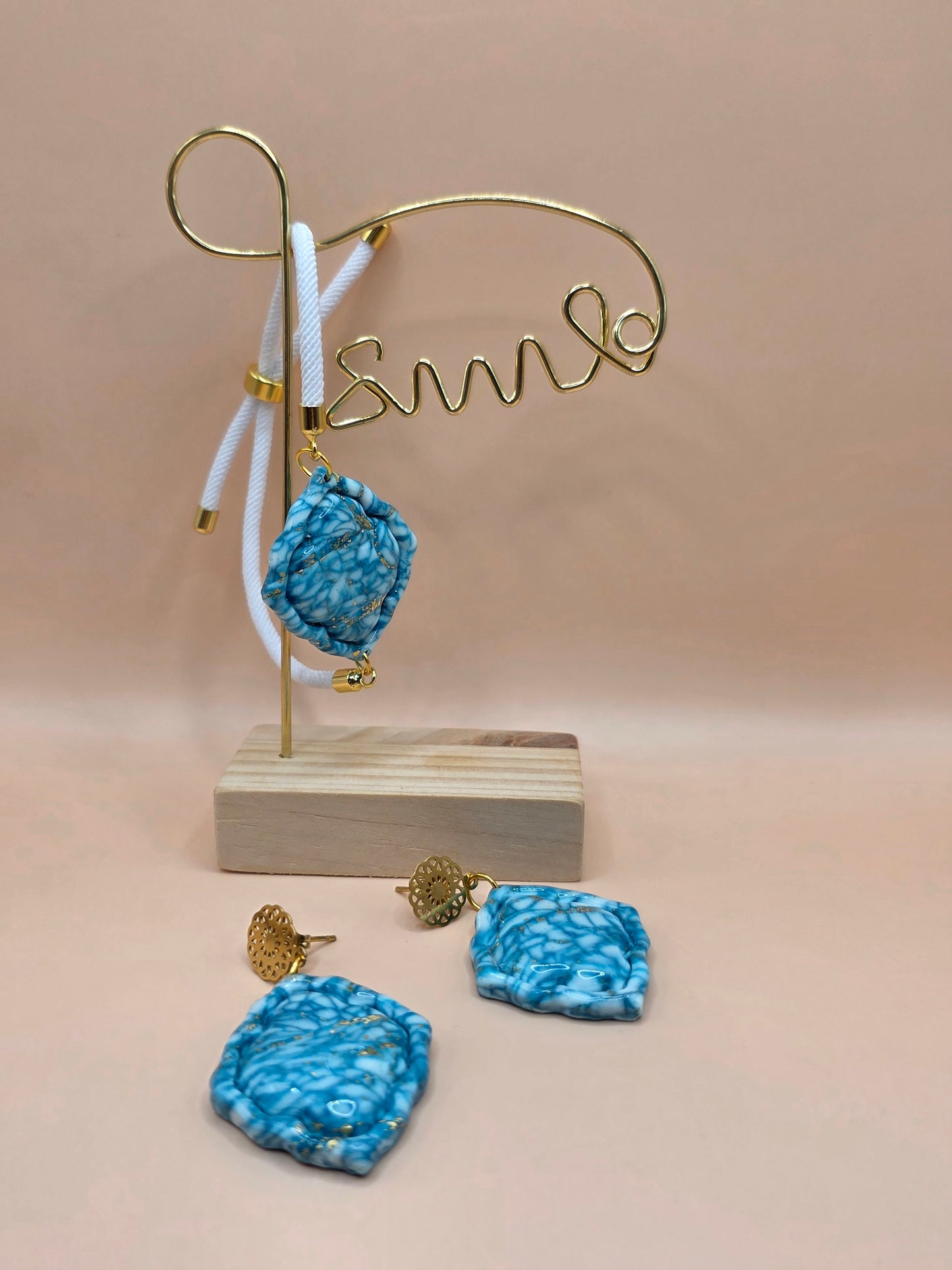Set bijoux bleu marbré – boucles + bracelet corde