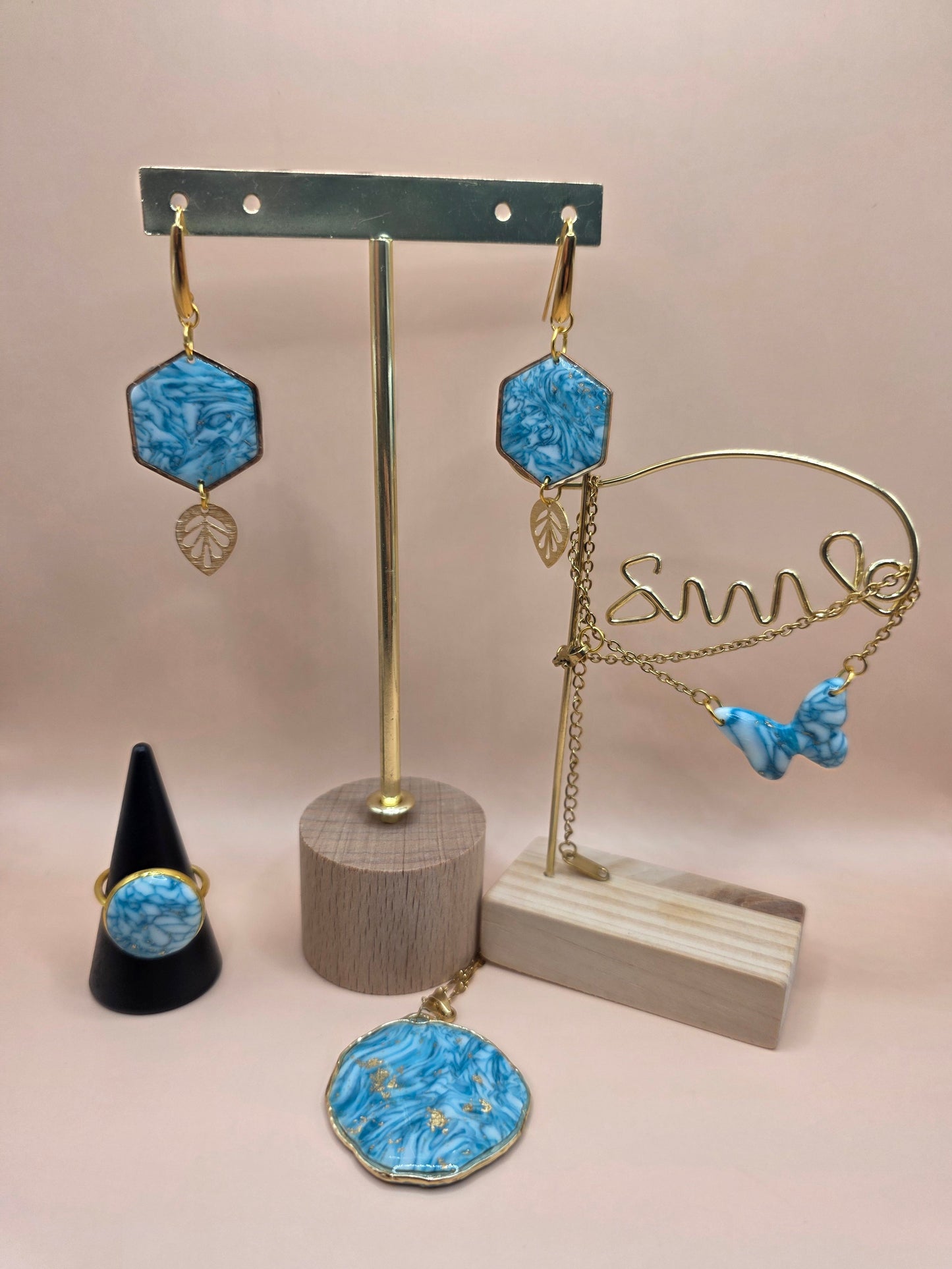 Set bijoux bleu marbré – boucles, collier, bracelet papillon & bague