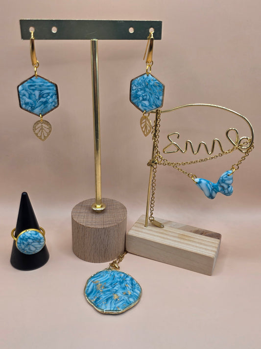 Set bijoux bleu marbré – boucles, collier, bracelet papillon & bague