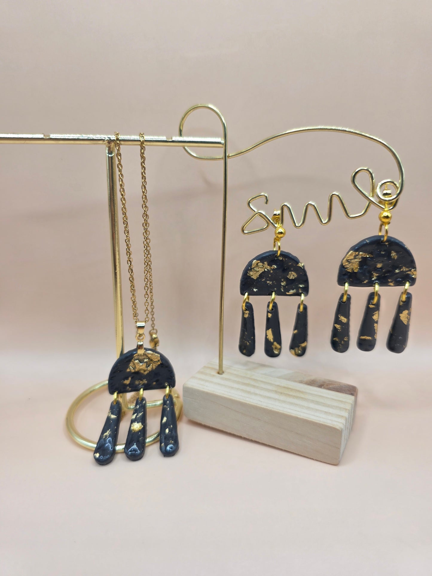 Set bijoux noir marbré doré – boucles d’oreilles & collier assorti