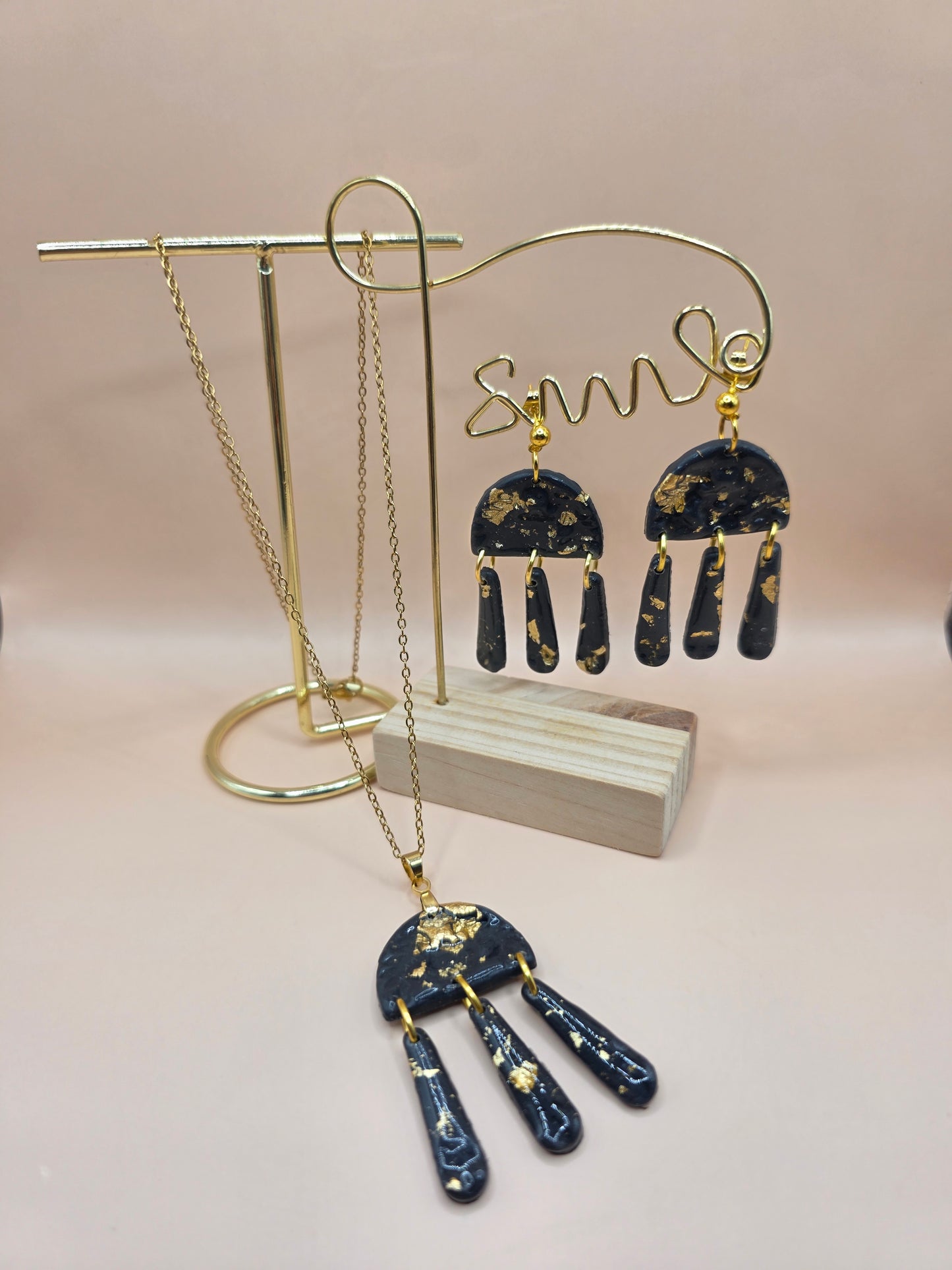 Set bijoux noir marbré doré – boucles d’oreilles & collier assorti