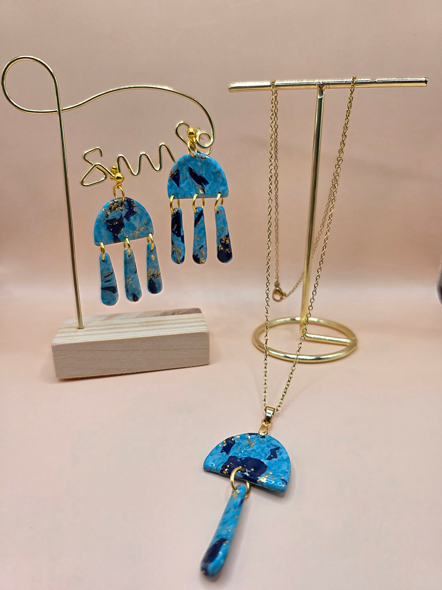 Set bijoux bleu marbré doré – boucles d’oreilles & collier assorti