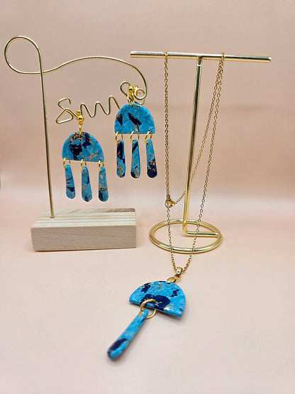 Set bijoux bleu marbré doré – boucles d’oreilles & collier assorti