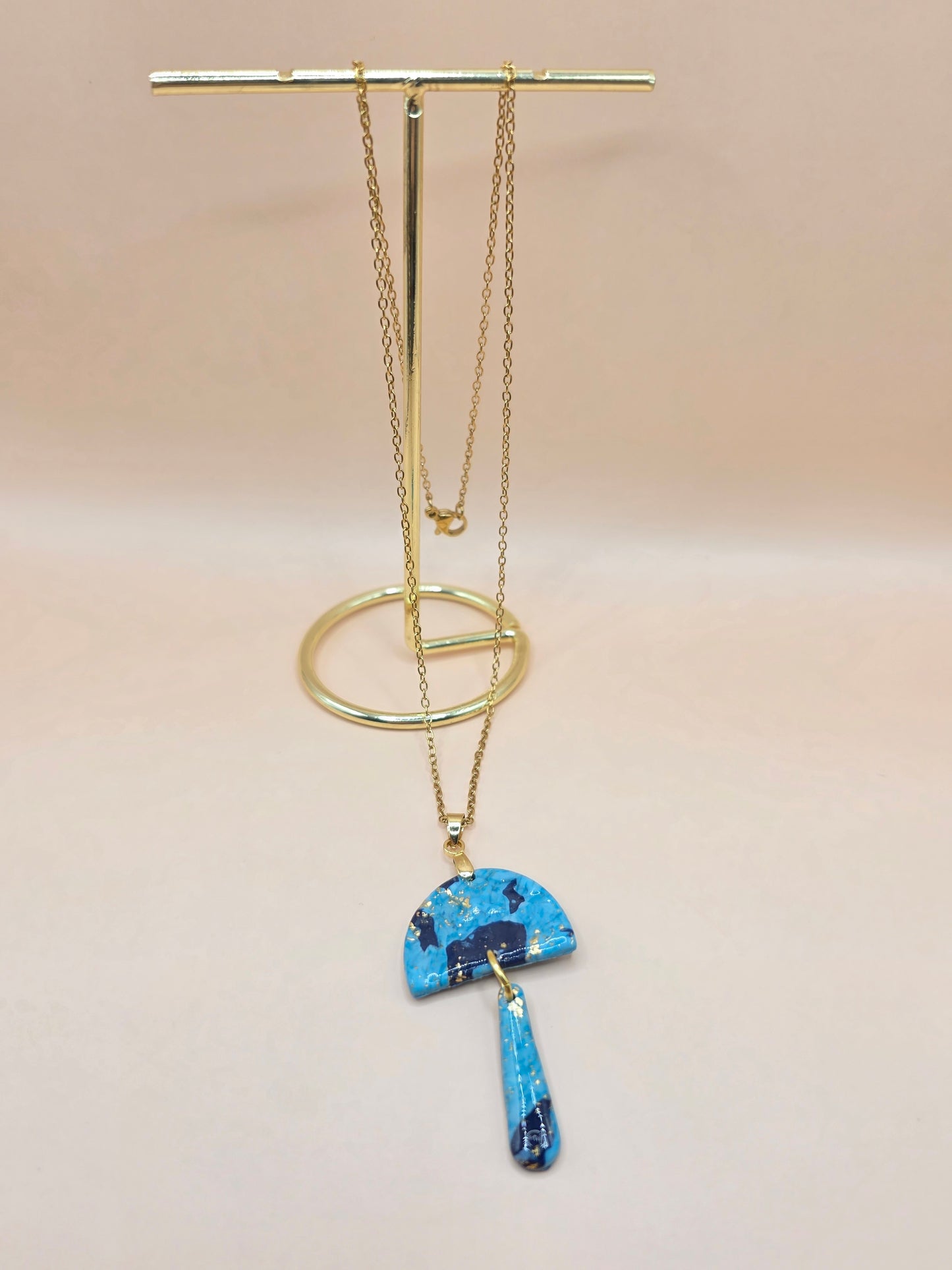 Set bijoux bleu marbré doré – boucles d’oreilles & collier assorti