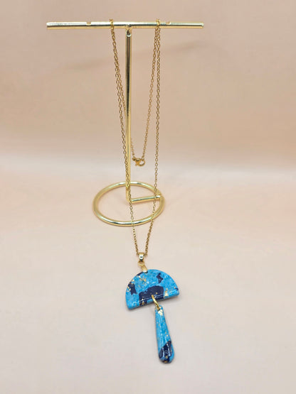 Set bijoux bleu marbré doré – boucles d’oreilles & collier assorti