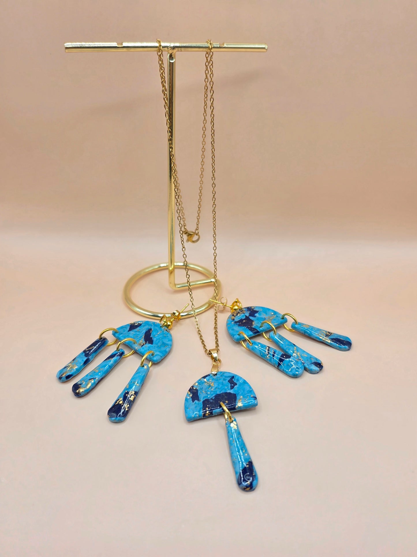 Set bijoux bleu marbré doré – boucles d’oreilles & collier assorti