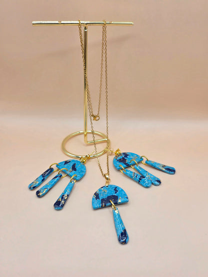 Set bijoux bleu marbré doré – boucles d’oreilles & collier assorti