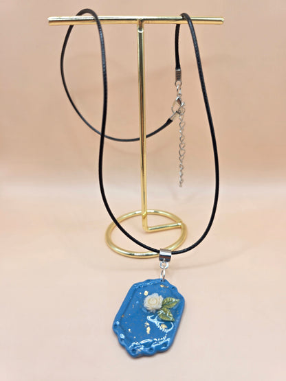 Collier pendentif bleu