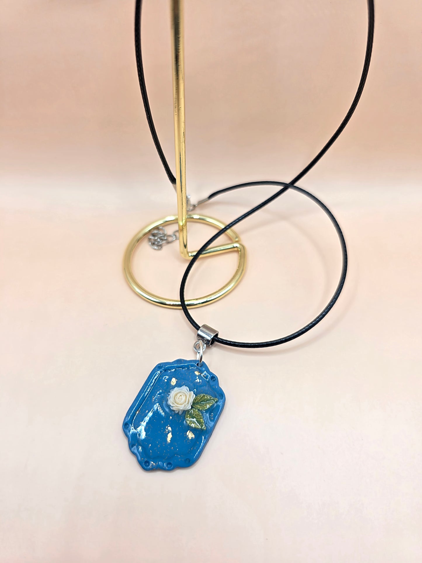 Collier pendentif bleu