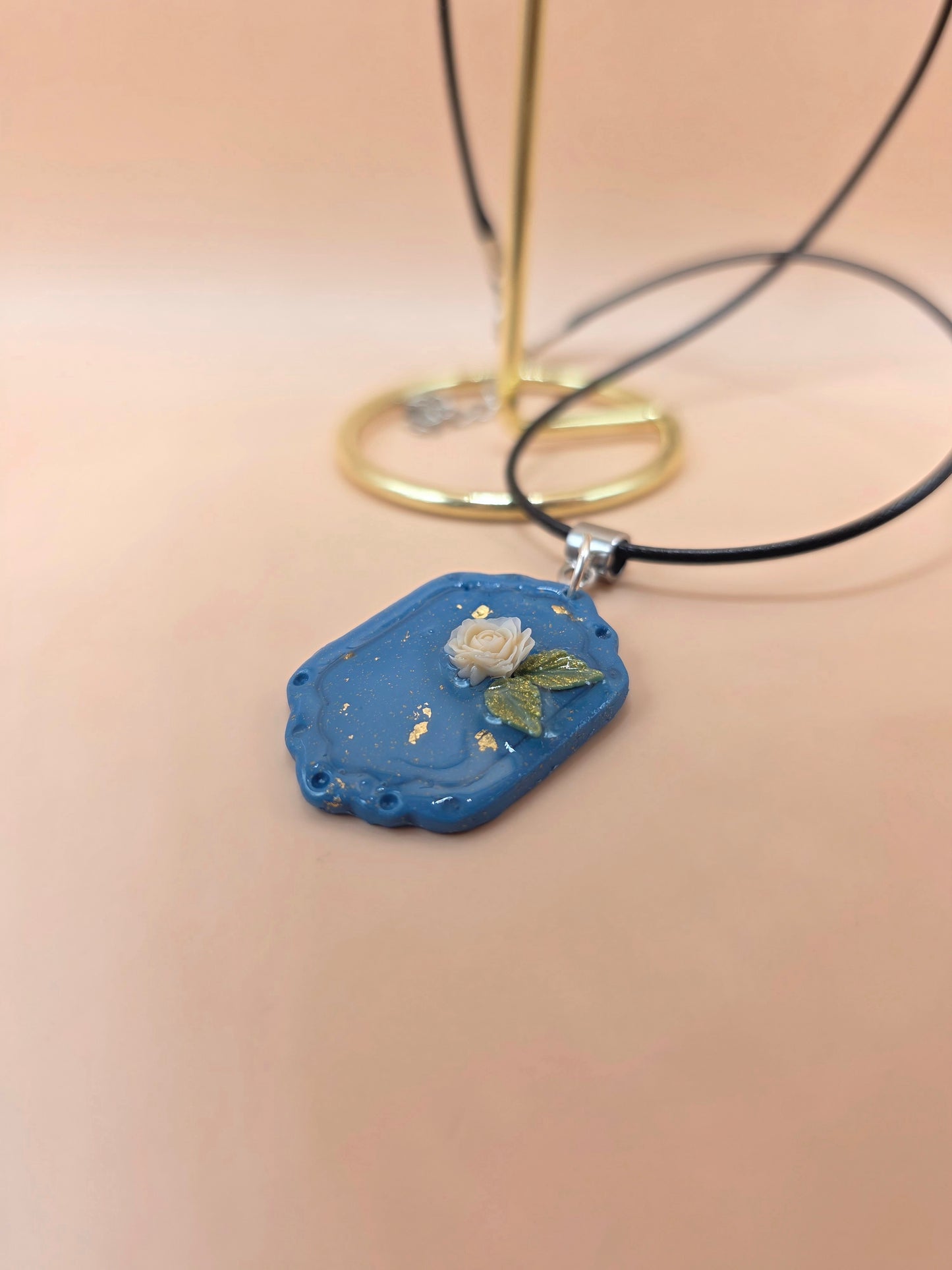 Collier pendentif bleu