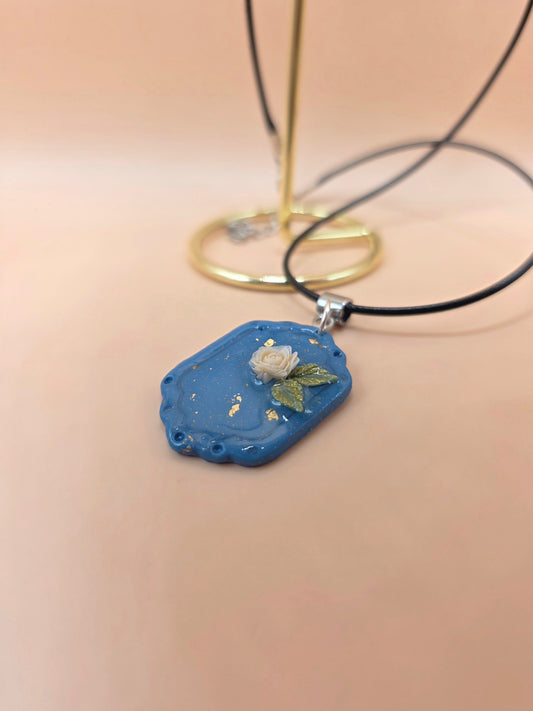 Collier pendentif bleu