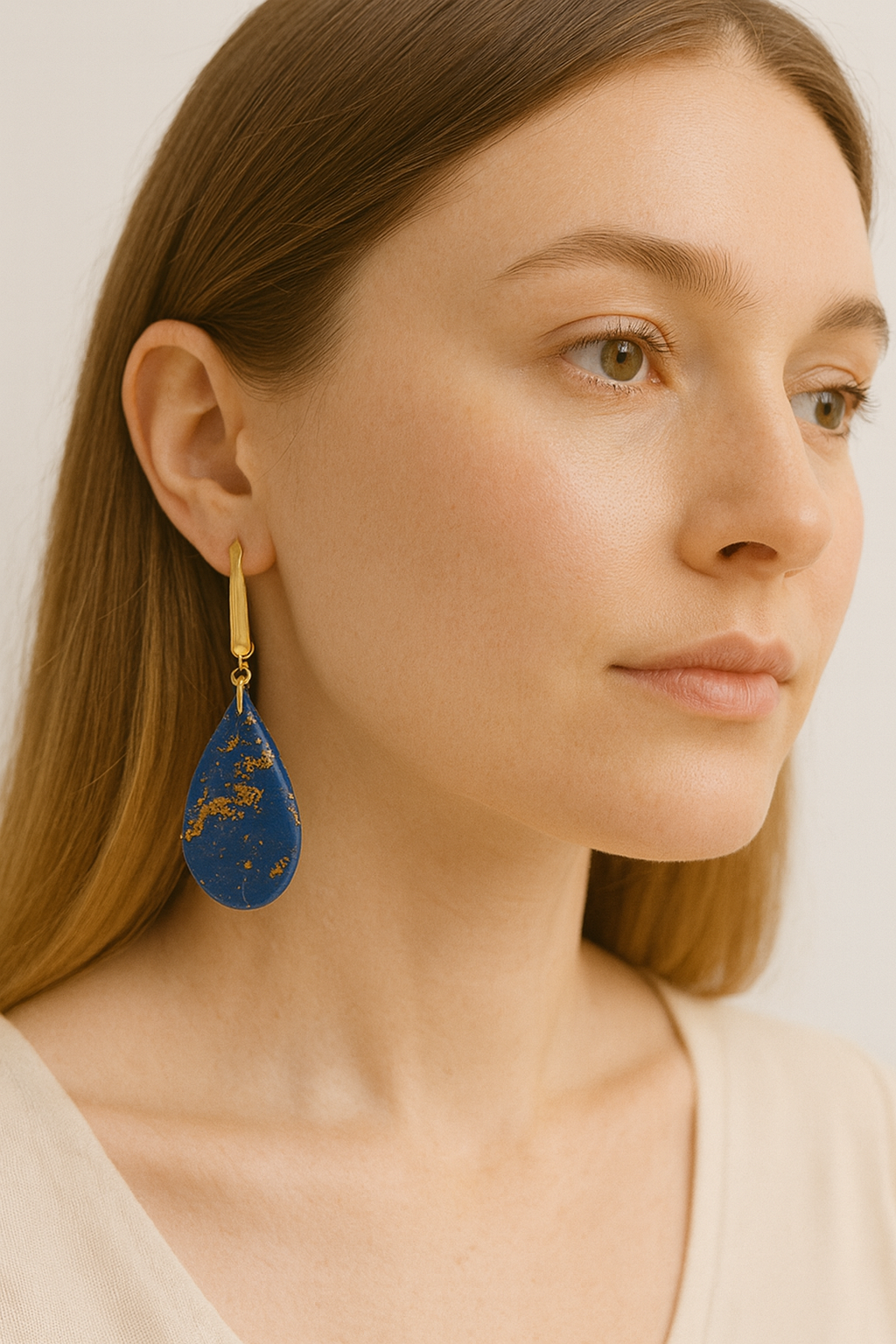 Boucles d’oreilles goutte bleue et dorée