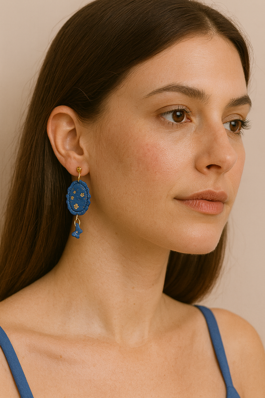 Boucles d’oreilles bleues et dorées