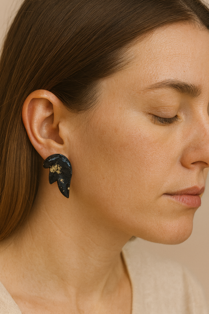Boucles d’oreilles feuille noir profond & éclats dorés