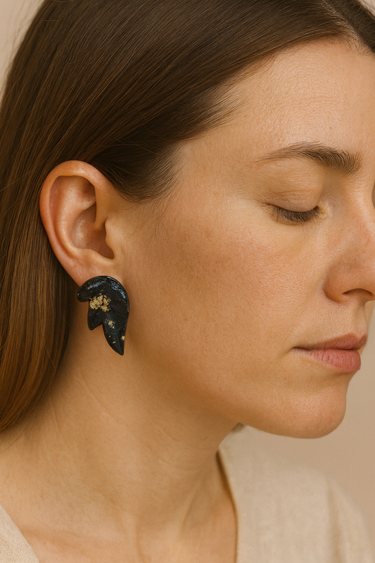 Boucles d’oreilles feuille noir profond & éclats dorés