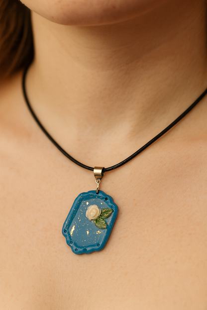 Collier pendentif bleu