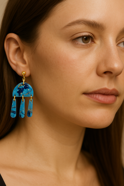 Set bijoux bleu marbré doré – boucles d’oreilles & collier assorti
